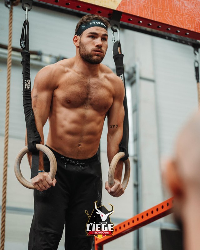 Clément Riallin en appui aux anneaux, au Liège Throwdown