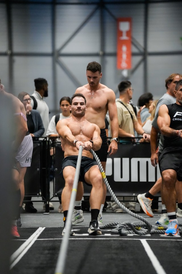 Clément Riallin tire la corde à deux mains, en compétition HYROX
