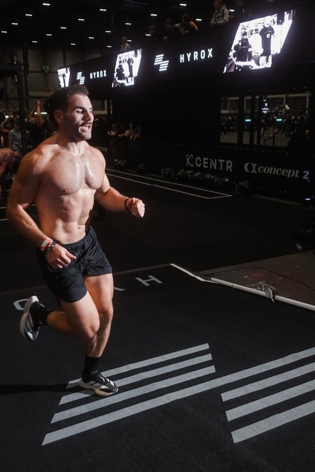 Clément Riallin court sur le parcours d’une compétition HYROX