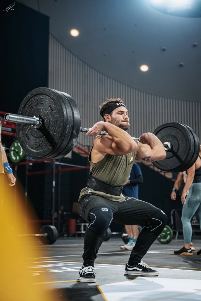 Clément Riallin se relève d’un squat clean, en compétition