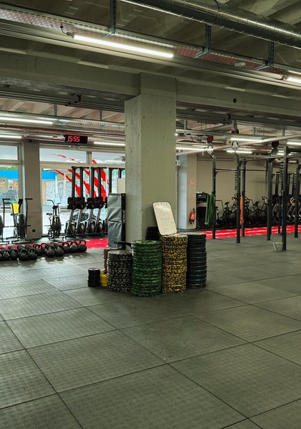 Plateau d’entraînement de CrossFit Lausanne, racks et disques