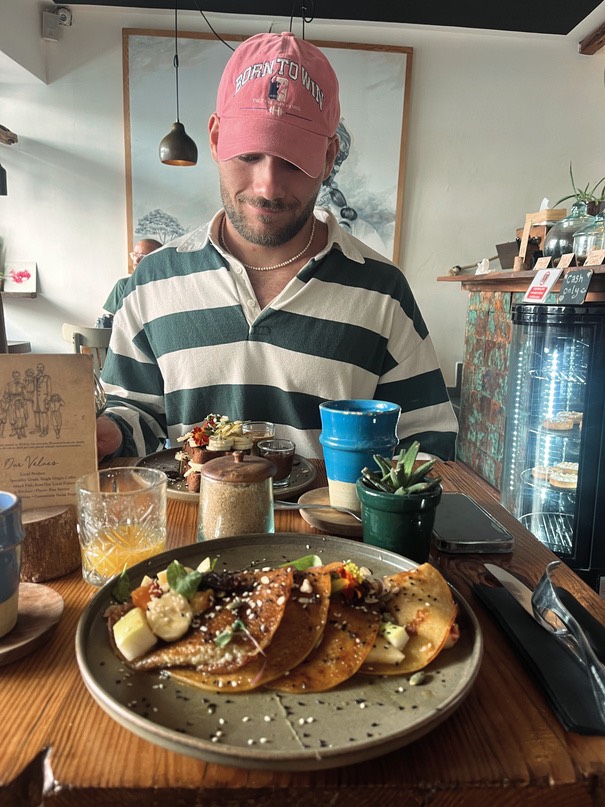 Clément Riallin devant son assiette